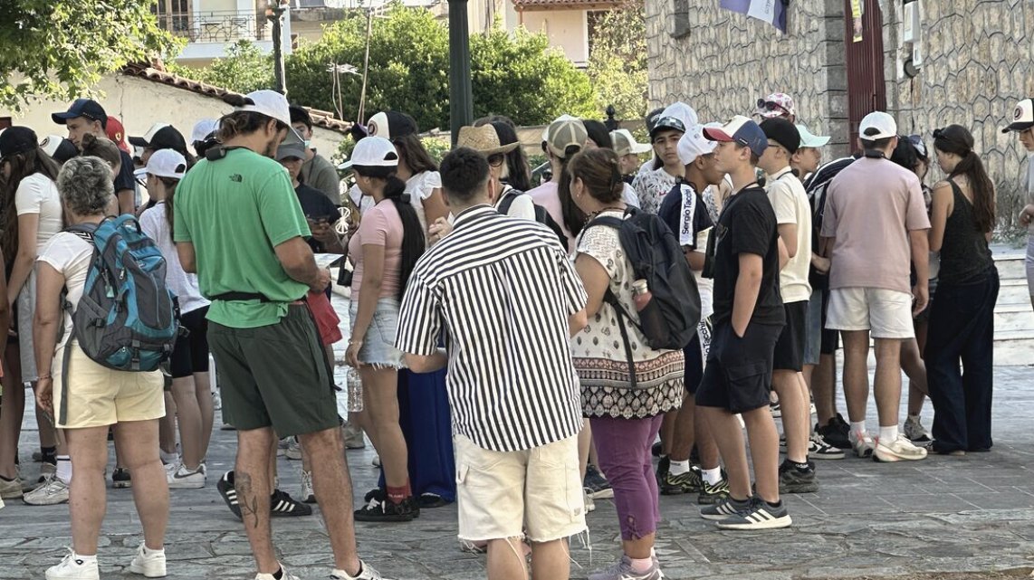 A group of visitors ready for the VR tour in Olympia